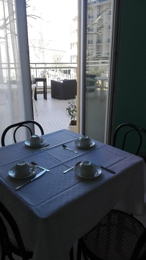 Hotel Ariosto Римини Экстерьер фото