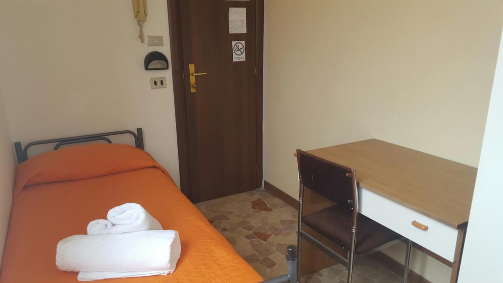 Hotel Ariosto Римини Экстерьер фото